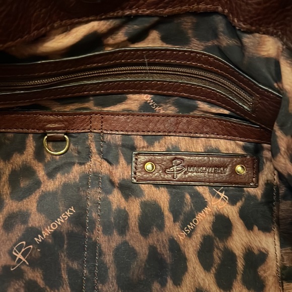 B. MAKOWSKY BURGANDY SHOULDER BAG WITH MAGNETIC CLOSURE. - Picture 3 of 11